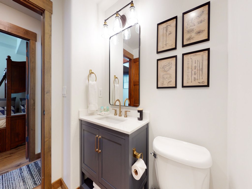 Woodwinds 1265 Luxury Townhouse, Private Hot Tub, 2 Car Garage Vacation Rental in Mammoth Lakes - RedAwning