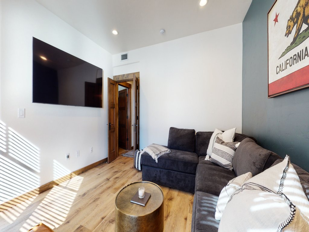 Woodwinds 1265 Luxury Townhouse, Private Hot Tub, 2 Car Garage Vacation Rental in Mammoth Lakes - RedAwning
