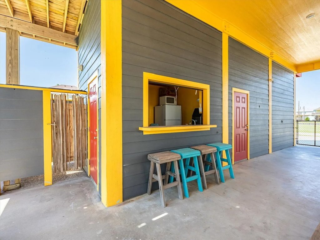 Ocean's Edge Vacation Rental in Texas - RedAwning
