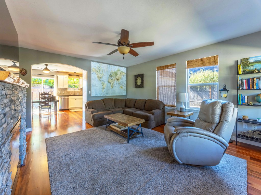 Devon Court Vacation Rental in Hood River - RedAwning