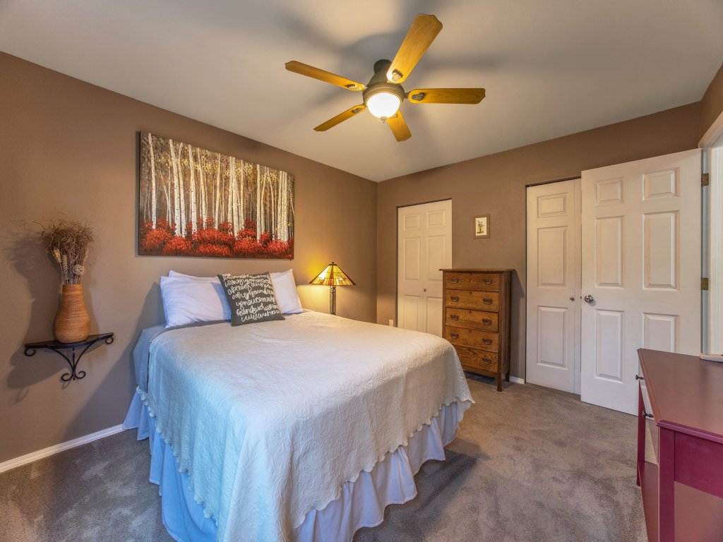 Devon Court Vacation Rental in Hood River - RedAwning