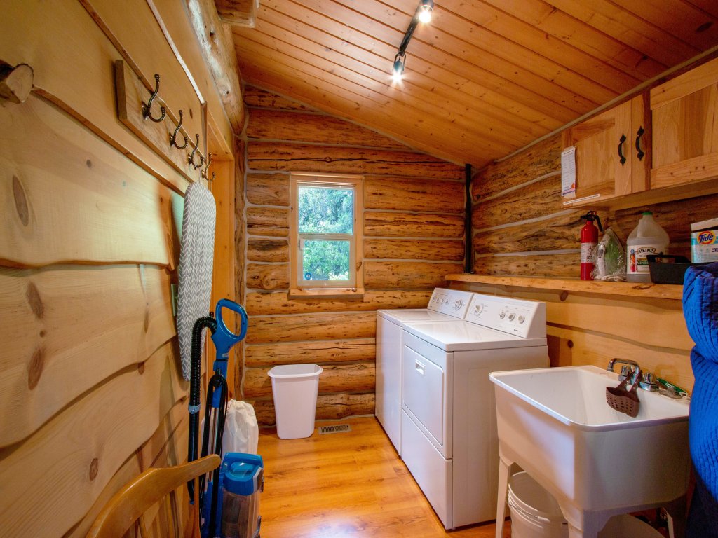 The Log Cabin Vacation Rental in Washington - RedAwning