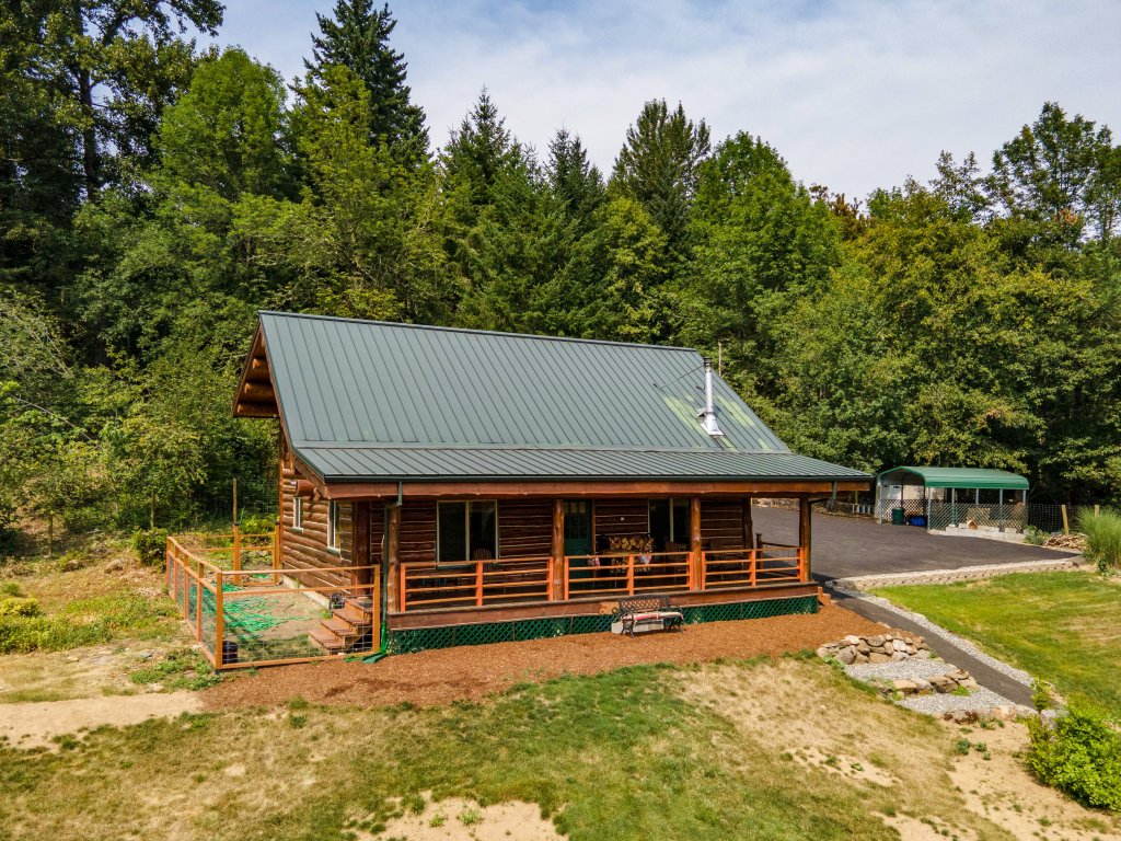 The Log Cabin Vacation Rental in Washington - RedAwning