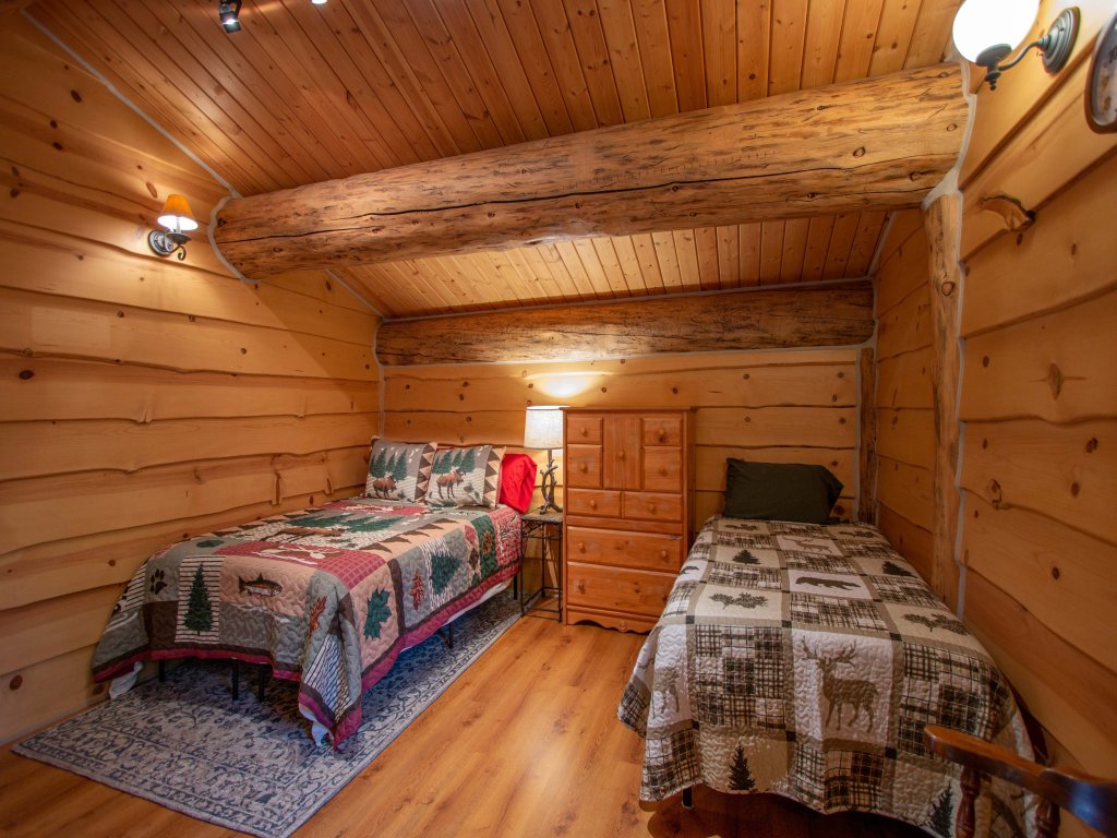 The Log Cabin Vacation Rental in Washington - RedAwning