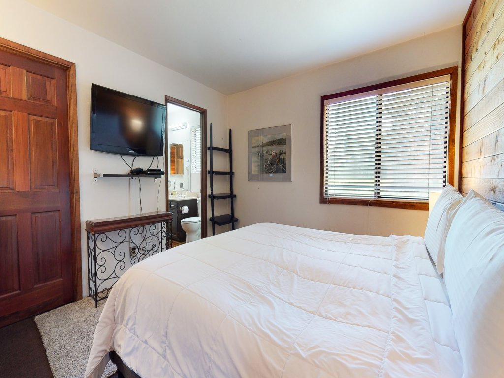 Snowflower 20 Pet-Friendly, Spacious Corner Unit With Great Complex Amenities Vacation Rental in Mammoth Lakes - RedAwning