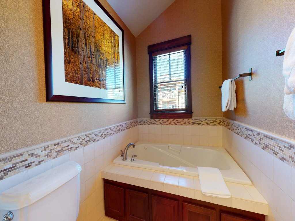 Juniper Crest 24 Upscale Mountain Townhouse, Unbeatable Views, Private Jacuzzi, Walk to Lifts Vacation Rental in Mammoth Lakes - RedAwning