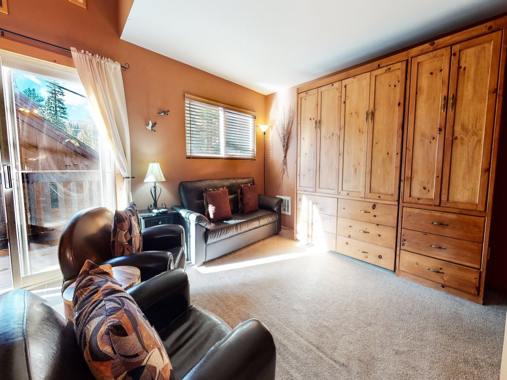 Mammoth View Villas 3 Walk to Village Gondola, Cozy Mountain Cabin in Forest Setting Vacation Rental in Mammoth Lakes - RedAwning