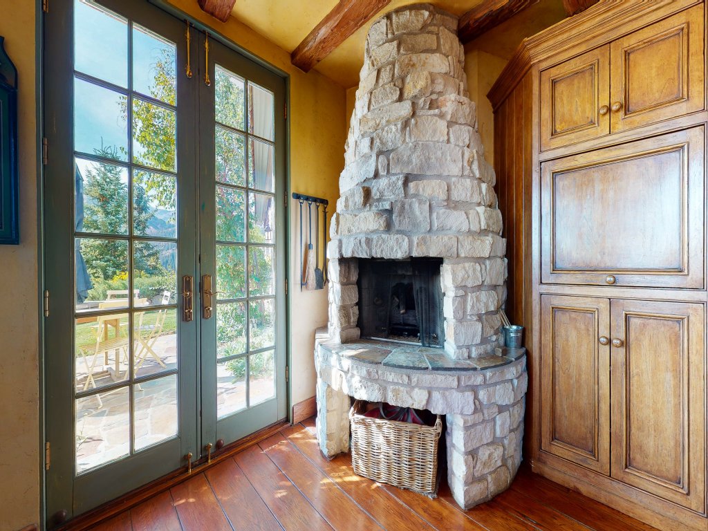 Juniper Ridge 16 5000 sq ft, Grand Chateau at Eagle, Expansive Mountain Views Vacation Rental in Mammoth Lakes - RedAwning