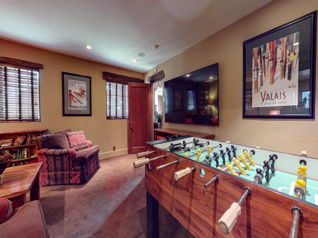 Juniper Ridge 16 5000 sq ft, Grand Chateau at Eagle, Expansive Mountain Views Vacation Rental in Mammoth Lakes - RedAwning