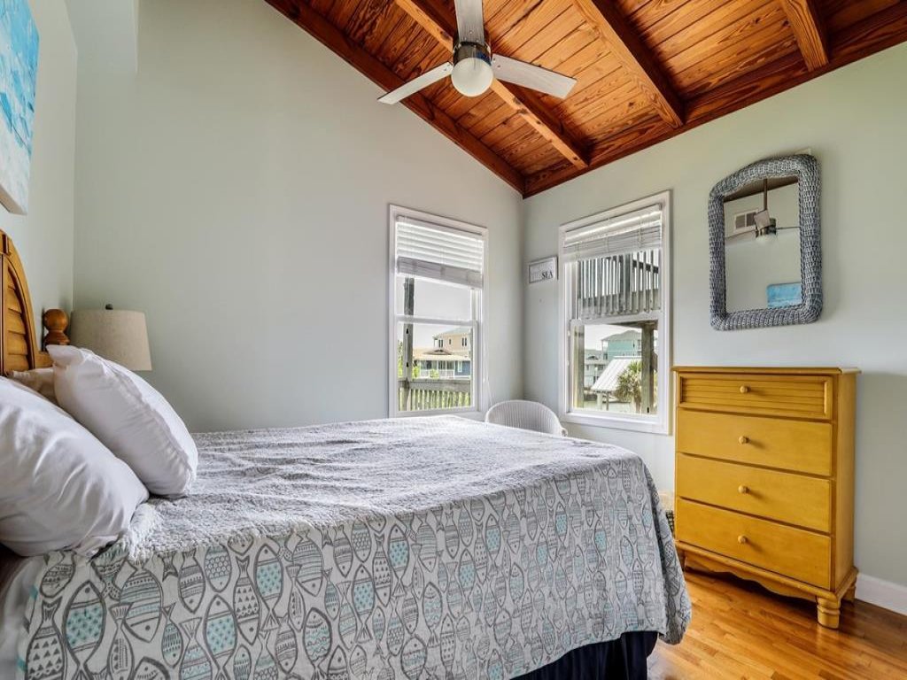 Changes In Latitude / 128 Charlotte St Vacation Rental in Holden Beach - RedAwning