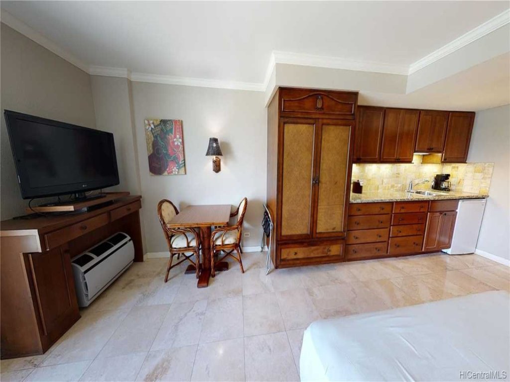 Lovely Luana Waikiki Studio Vacation Rental in Honolulu - RedAwning