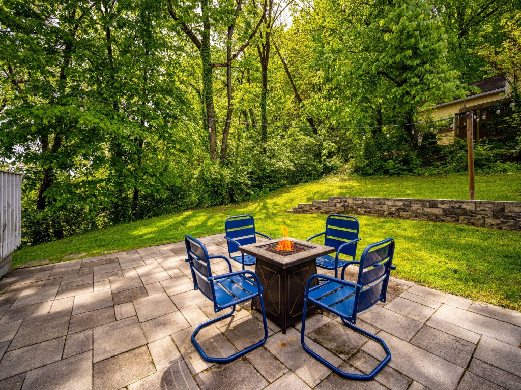 Cozy Cottage in the Heart of Hyde Park Vacation Rental in Ohio - RedAwning