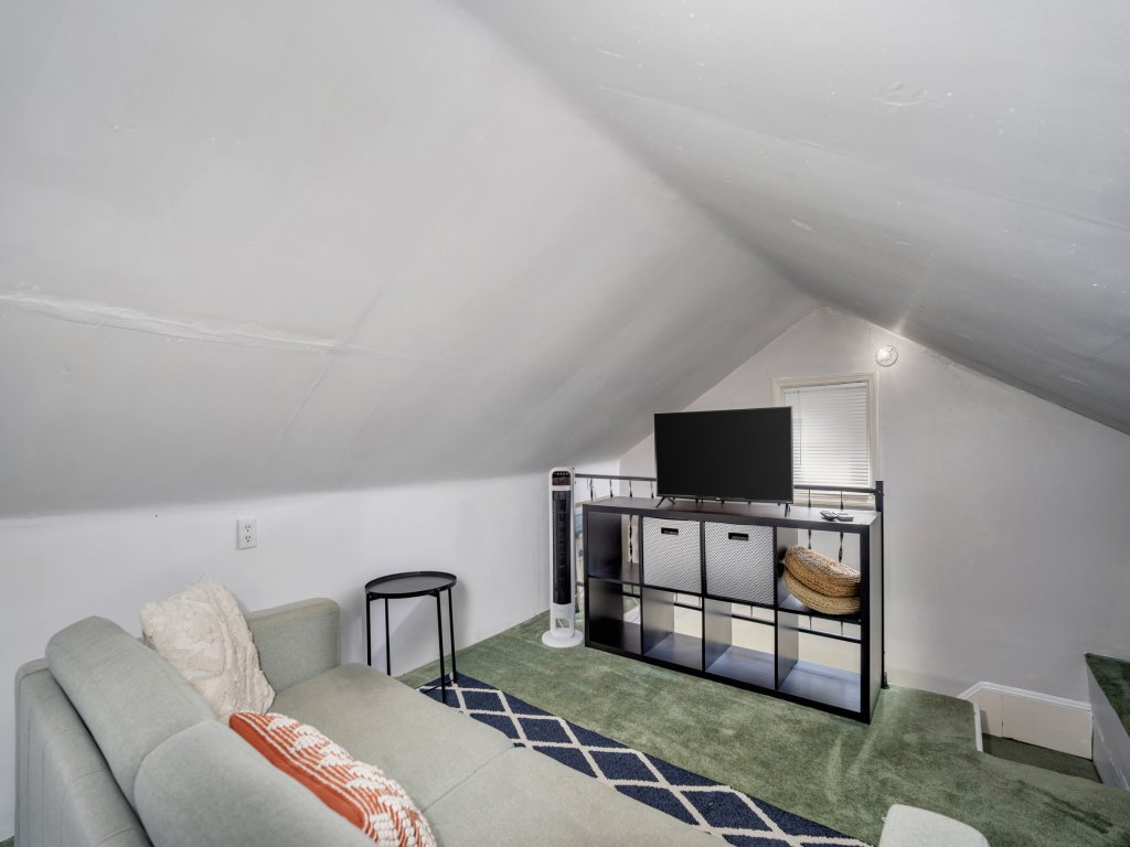 Cozy Cottage in the Heart of Hyde Park Vacation Rental in Ohio - RedAwning