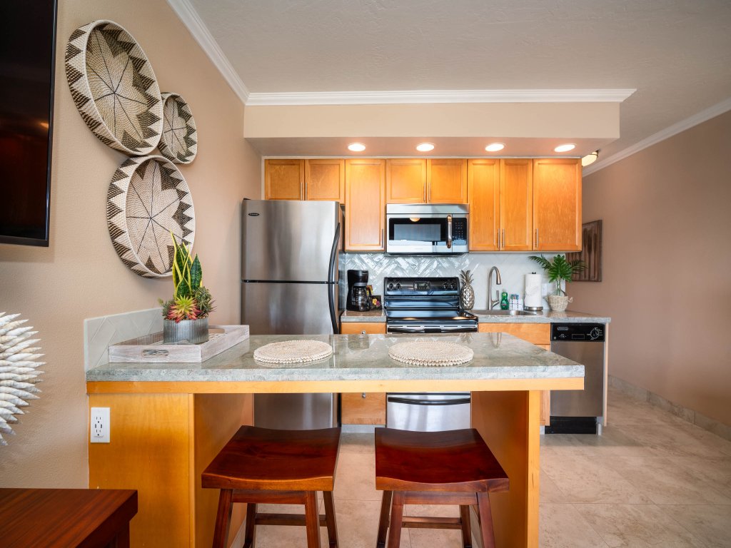 Kuleana 409 Oceanfront 1 bedroom 1 bath condo Vacation Rental in Lahaina - RedAwning