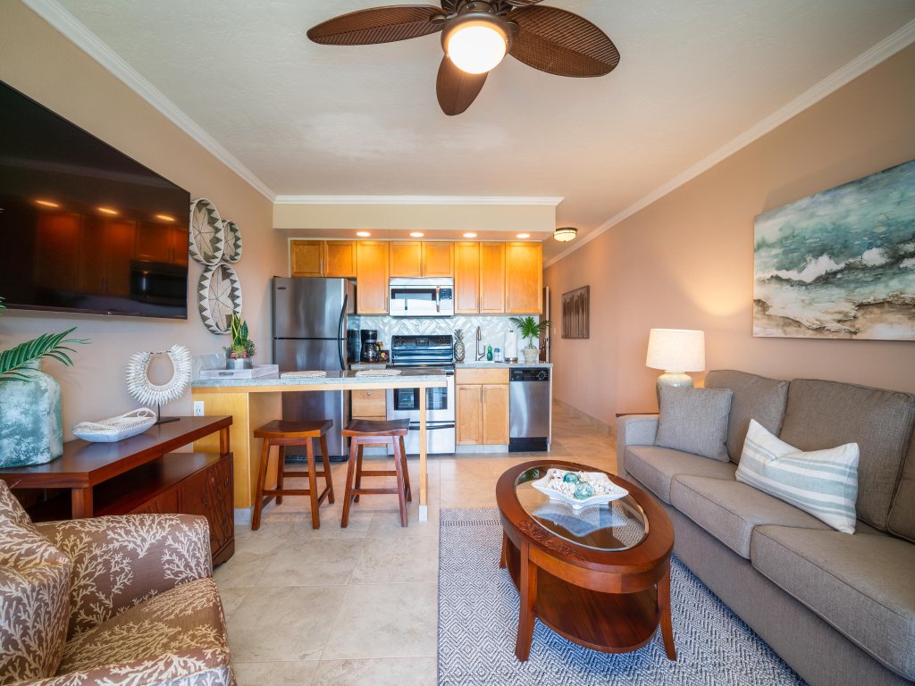 Kuleana 409 Oceanfront 1 bedroom 1 bath condo Vacation Rental in Lahaina - RedAwning
