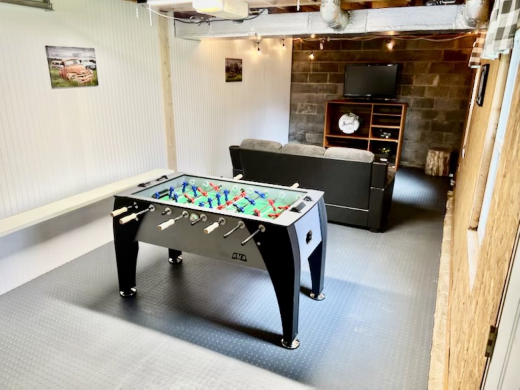 Wearadise Mountain Views Home features Hot Tub and Fire Pit Vacation Rental in Sevierville - RedAwning