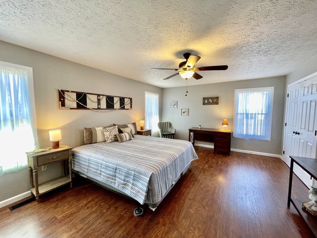 Wearadise Mountain Views Home features Hot Tub and Fire Pit Vacation Rental in Sevierville - RedAwning
