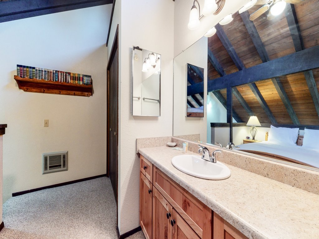 La Vista Blanc 44 Cozy Mountain Home with Fireplace, Close to Meadow and Creek Vacation Rental in Mammoth Lakes - RedAwning