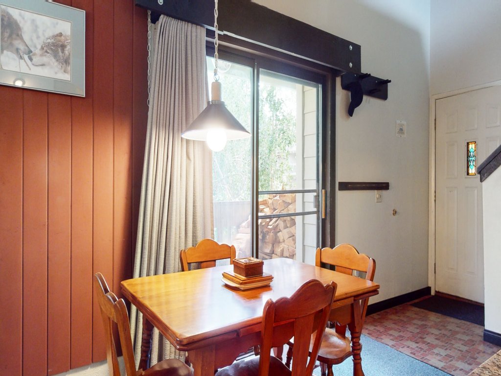 La Vista Blanc 44 Cozy Mountain Home with Fireplace, Close to Meadow and Creek Vacation Rental in Mammoth Lakes - RedAwning
