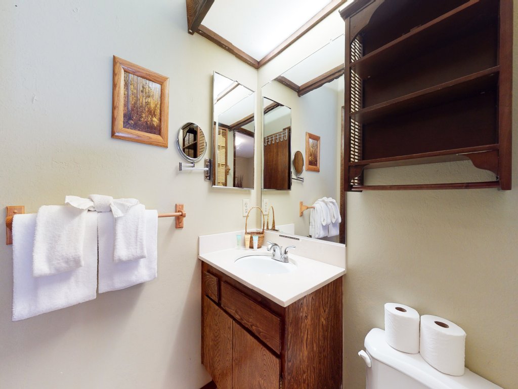 Horizons 4 186 Centrally Located, Spacious Mammoth Home with Cozy Fireplace Vacation Rental in Mammoth Lakes - RedAwning