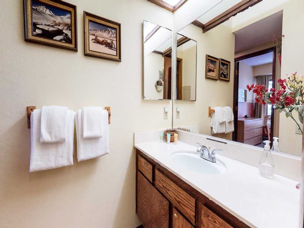 Horizons 4 186 Centrally Located, Spacious Mammoth Home with Cozy Fireplace Vacation Rental in Mammoth Lakes - RedAwning