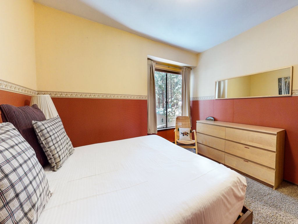 Horizons 4 186 Centrally Located, Spacious Mammoth Home with Cozy Fireplace Vacation Rental in Mammoth Lakes - RedAwning