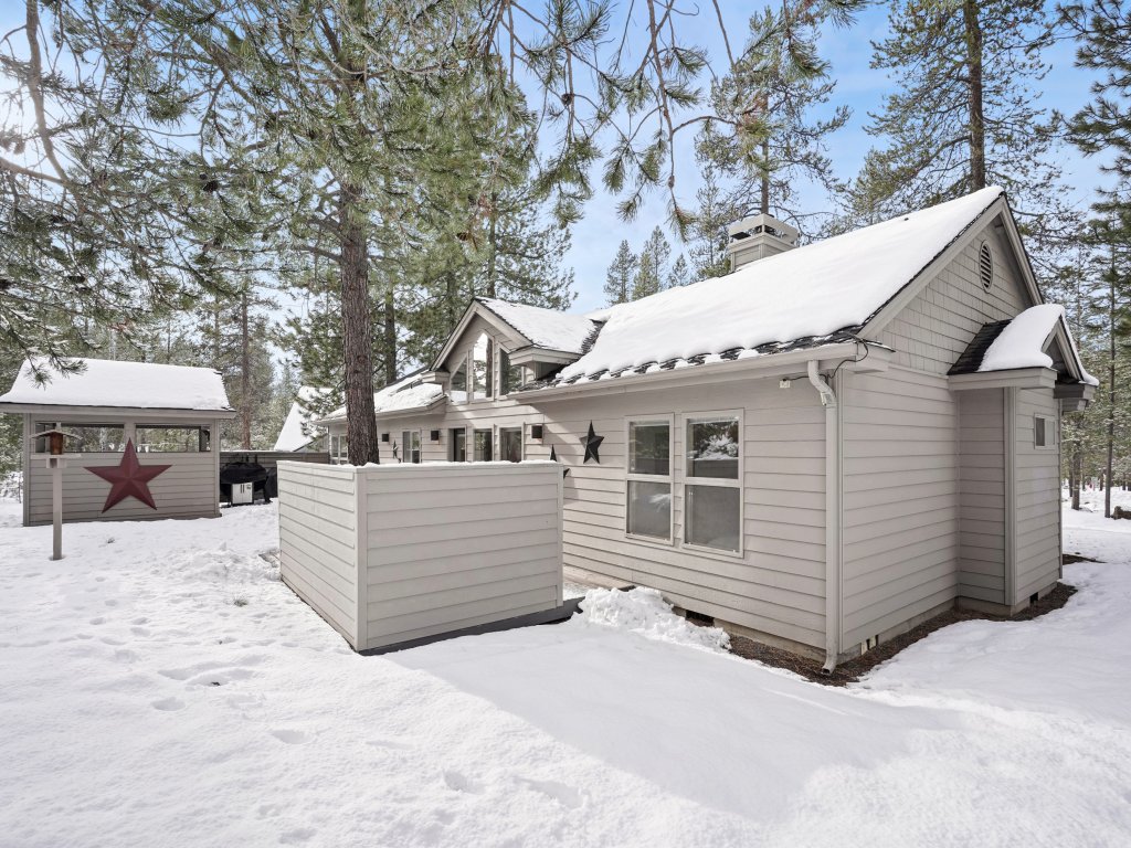 Beautifully Updated 6 Todd Home with Hot Tub and Easy Access to SHARC Vacation Rental in Sunriver - RedAwning