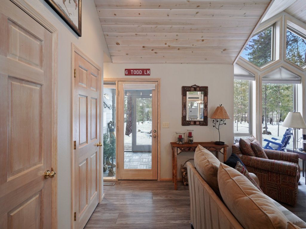 Beautifully Updated 6 Todd Home with Hot Tub and Easy Access to SHARC Vacation Rental in Sunriver - RedAwning