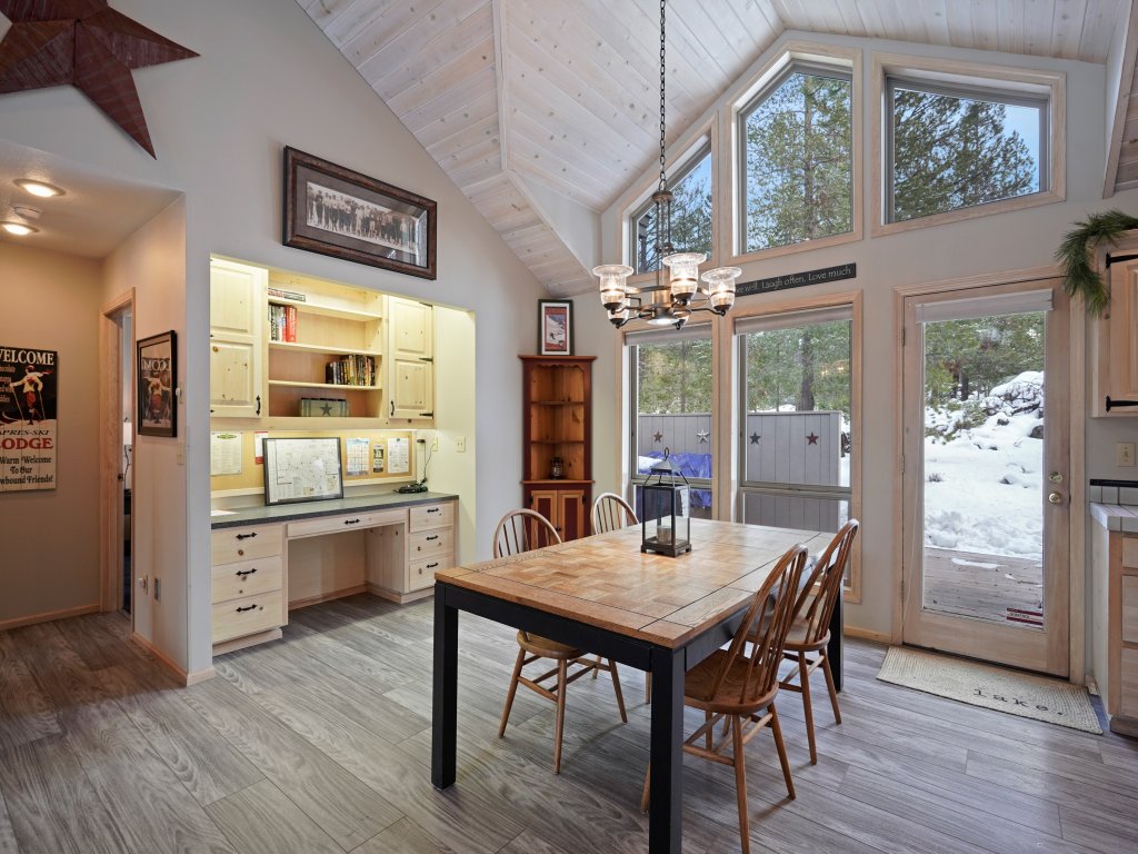 Beautifully Updated 6 Todd Home with Hot Tub and Easy Access to SHARC Vacation Rental in Sunriver - RedAwning