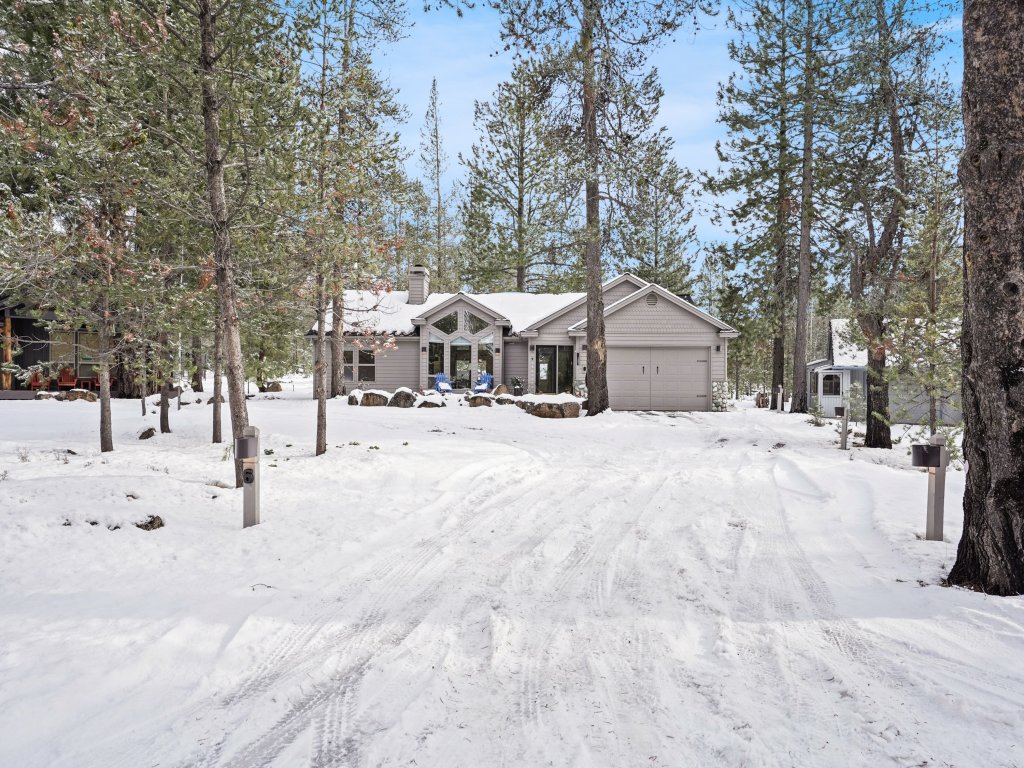Beautifully Updated 6 Todd Home with Hot Tub and Easy Access to SHARC Vacation Rental in Sunriver - RedAwning