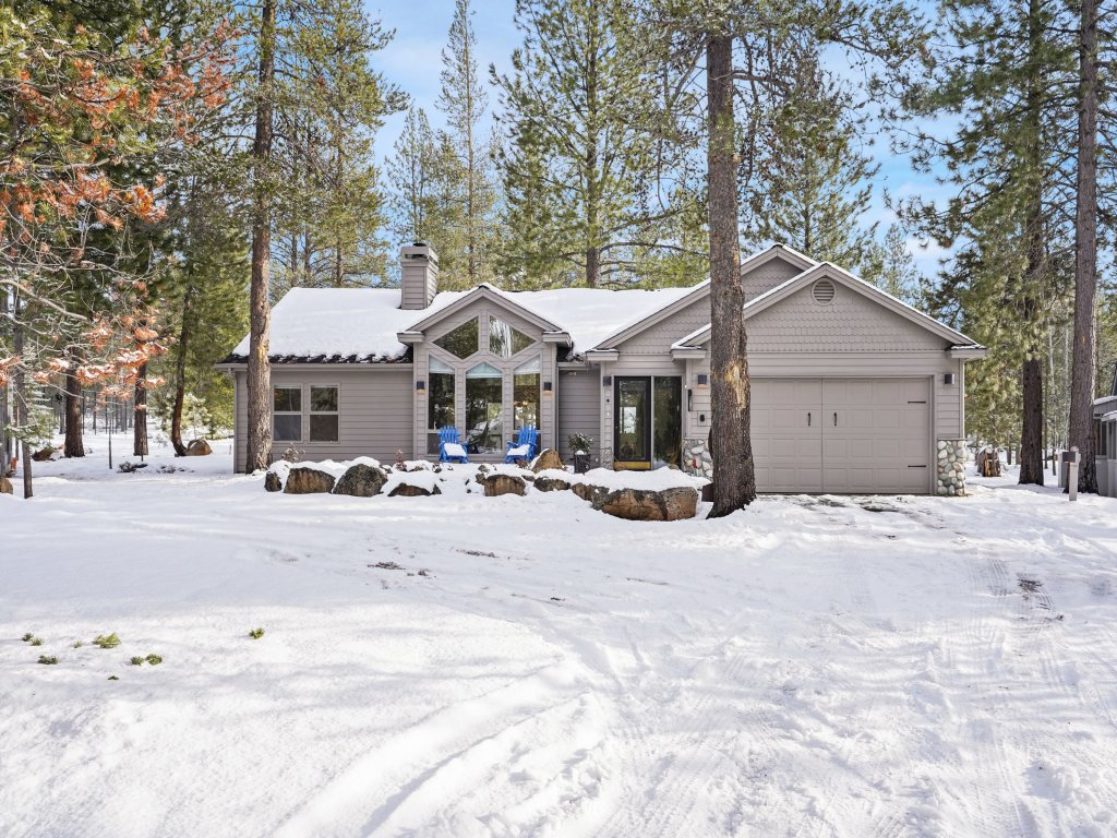 Beautifully Updated 6 Todd Home with Hot Tub and Easy Access to SHARC Vacation Rental in Sunriver - RedAwning