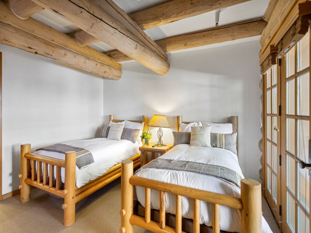 Pine Inn at Trail's End Lodge - Three Bedroom Residence with Spa #1 Vacation Rental in Park City - RedAwning