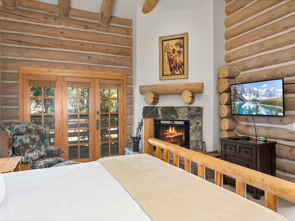 Pine Inn at Trail's End Lodge - Three Bedroom Residence with Spa #1 Vacation Rental in Park City - RedAwning