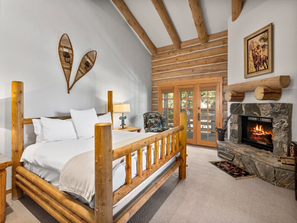 Pine Inn at Trail's End Lodge - Three Bedroom Residence with Spa #1 Vacation Rental in Park City - RedAwning
