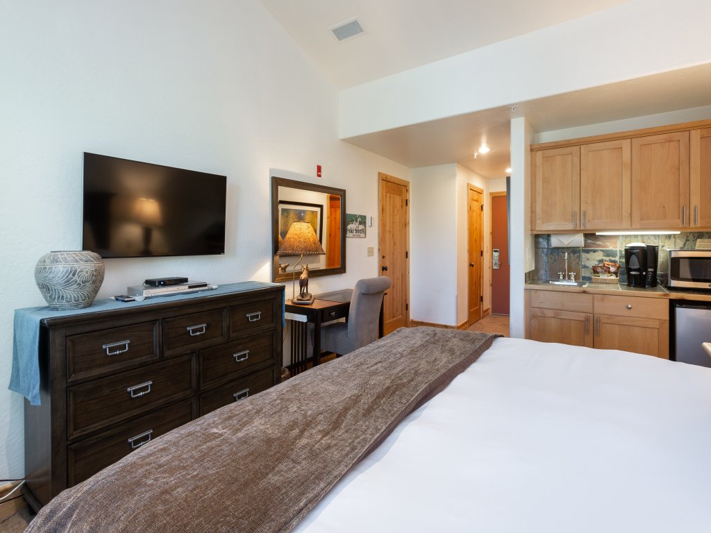 Hotel Room - The Lodges at Deer Valley Vacation Rental in Park City - RedAwning