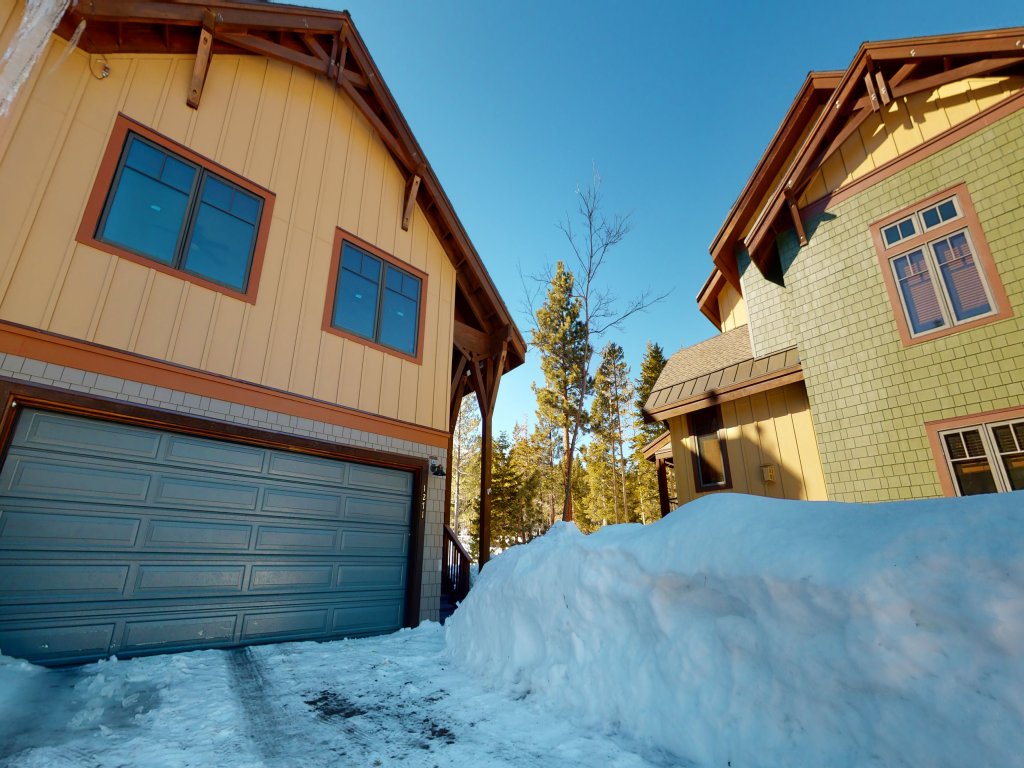 Woodwinds 1271 Spacious Mountain Modern Home with Private Hot Tub, Fireplace and Garage Vacation Rental in Mammoth Lakes - RedAwning