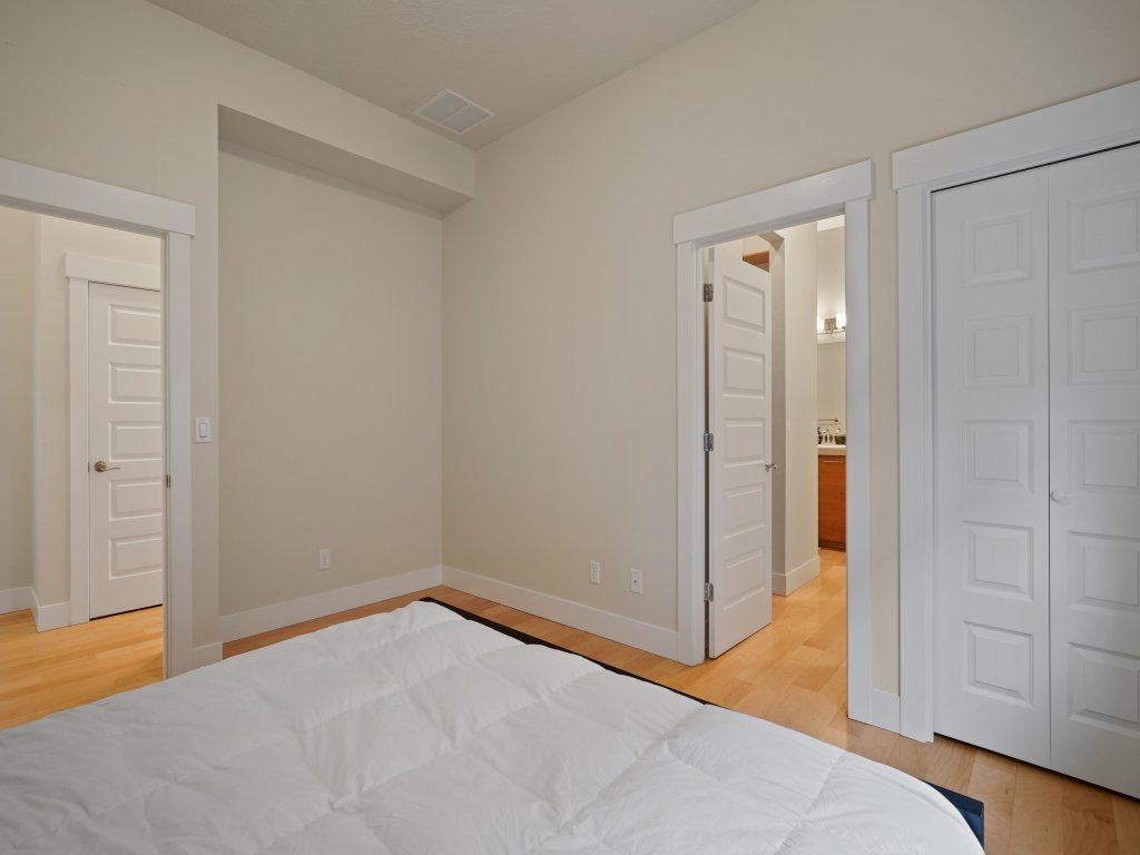 Dwell 30 Day Minimum Vacation Rental in Bend - RedAwning