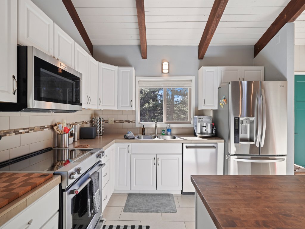 Pet-Friendly Pine Knoll Private Home with Hot Tub and Fire Pit Vacation Rental in Bend - RedAwning
