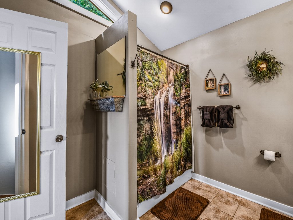 Roundtop Mountain Ridge Vacation Rental in Sevierville - RedAwning