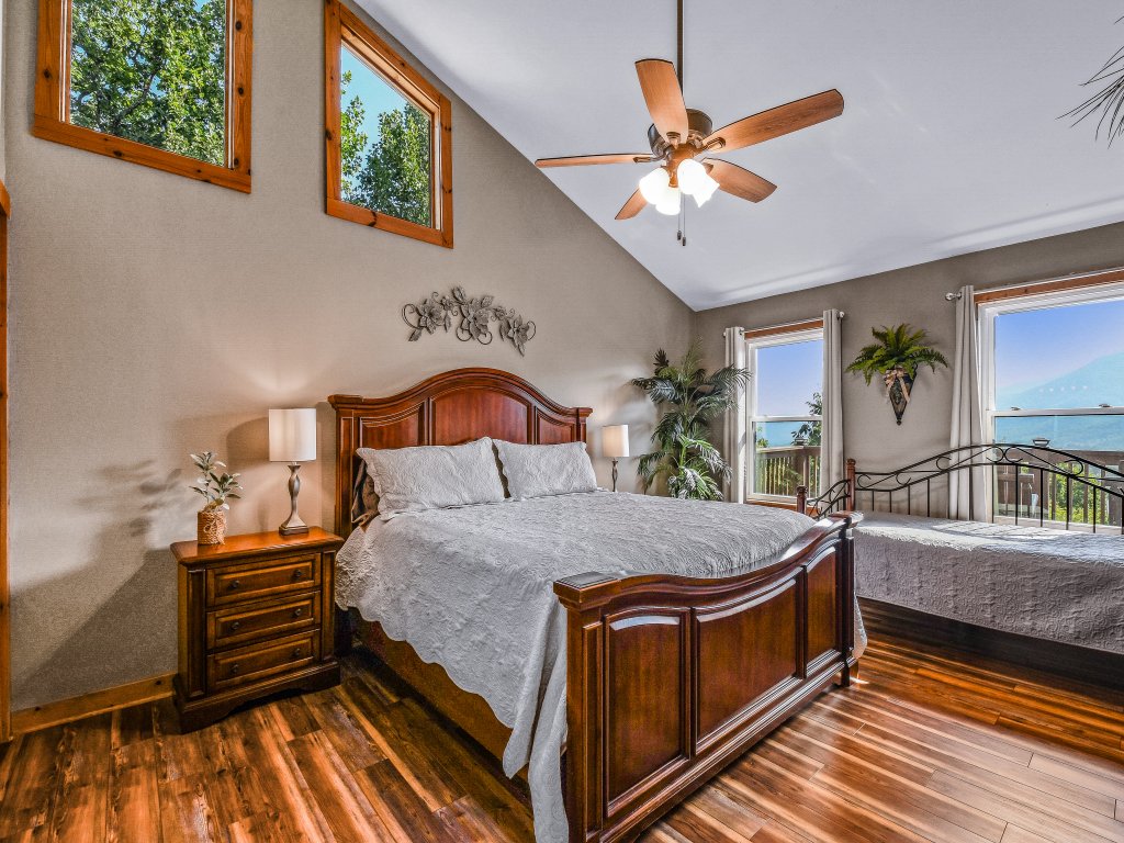 Roundtop Mountain Ridge Vacation Rental in Sevierville - RedAwning
