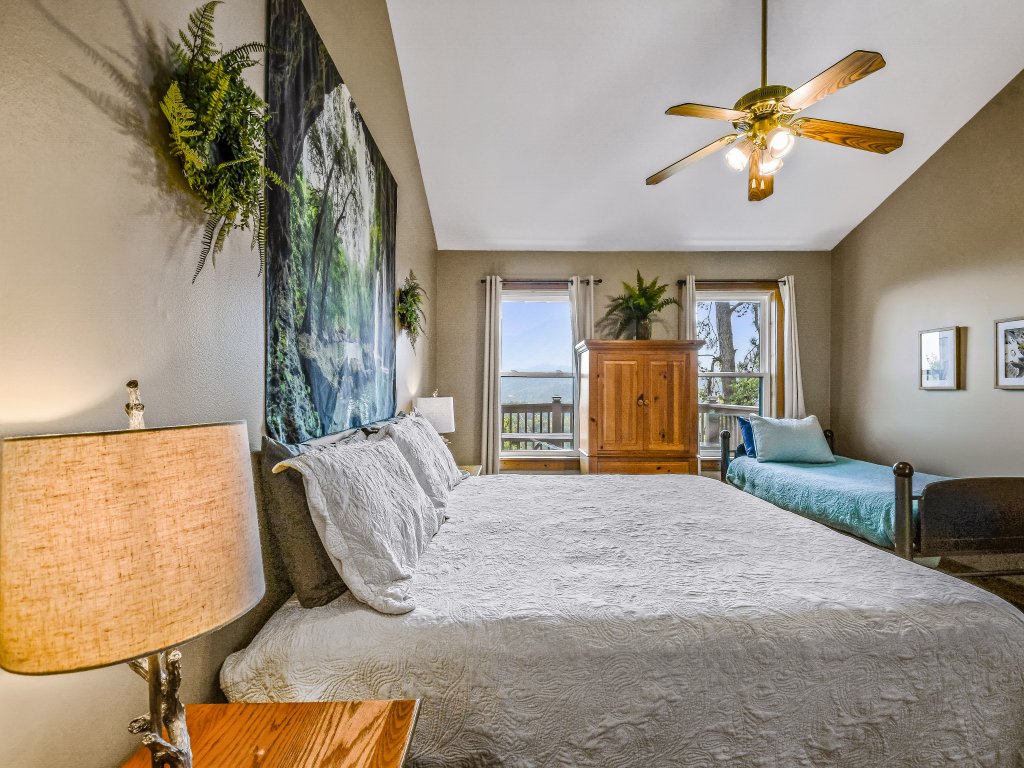 Roundtop Mountain Ridge Vacation Rental in Sevierville - RedAwning