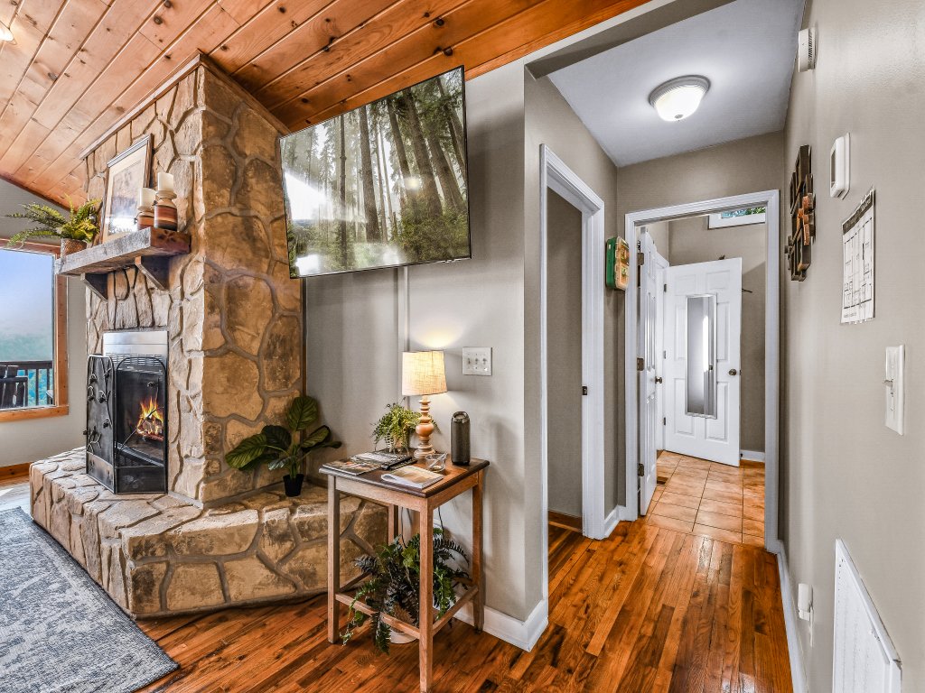 Roundtop Mountain Ridge Vacation Rental in Sevierville - RedAwning
