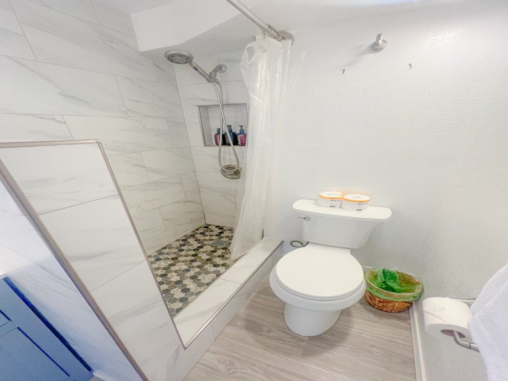 Trendy Hawaiian Monarch Studio Vacation Rental in Honolulu - RedAwning
