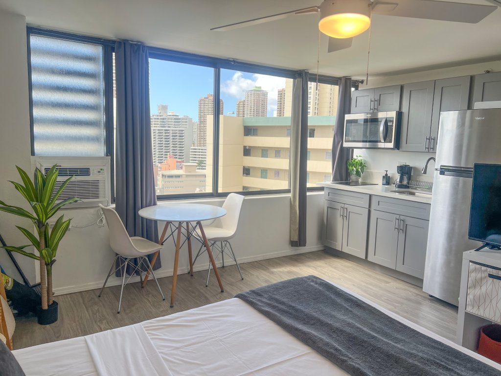 Trendy Hawaiian Monarch Studio Vacation Rental in Honolulu - RedAwning