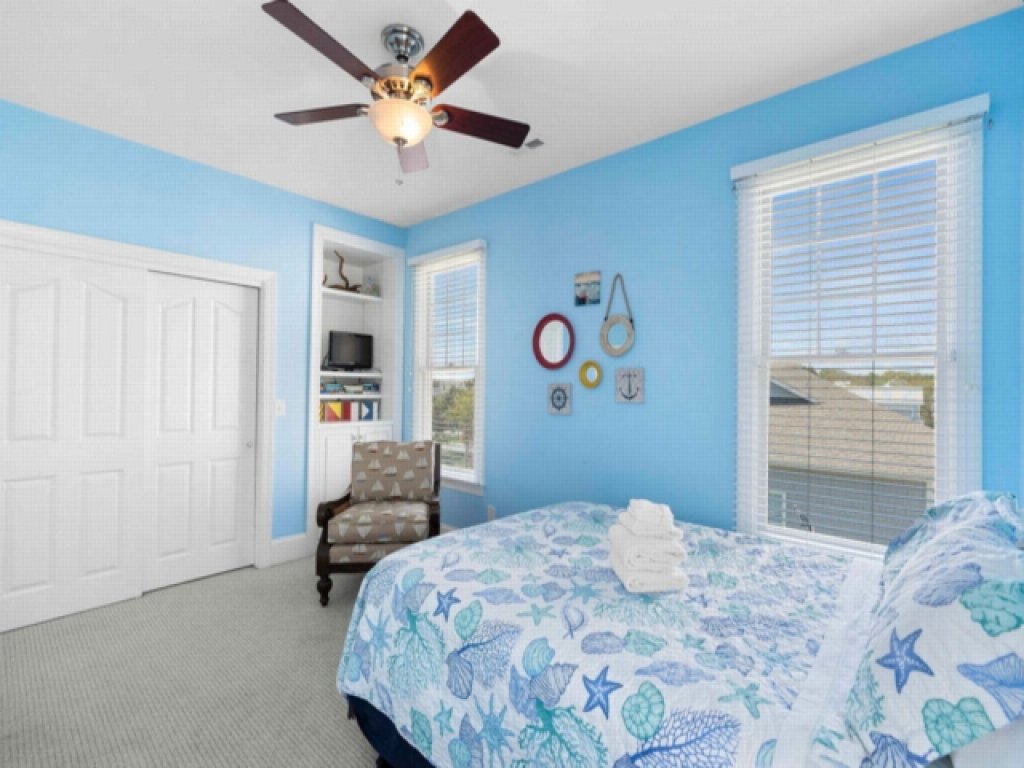 After Dune Delight - Relax and unwind in this fun and spacious 3 story home. Vacation Rental in North Carolina - RedAwning