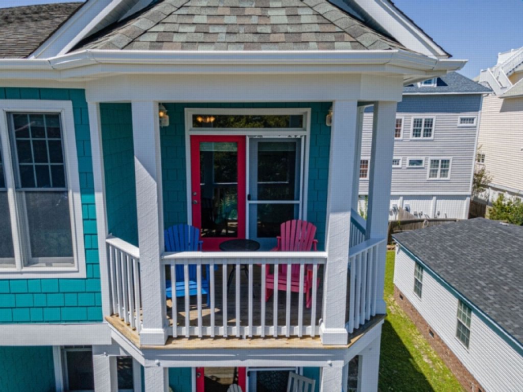 After Dune Delight - Relax and unwind in this fun and spacious 3 story home. Vacation Rental in North Carolina - RedAwning
