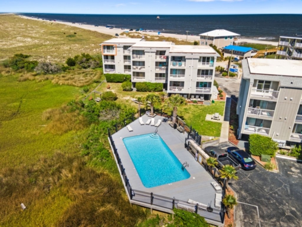 Pelican Perch - 3rd floor views of the ocean and marsh - perfect for wildlife viewing. Vacation Rental in North Carolina - RedAwning