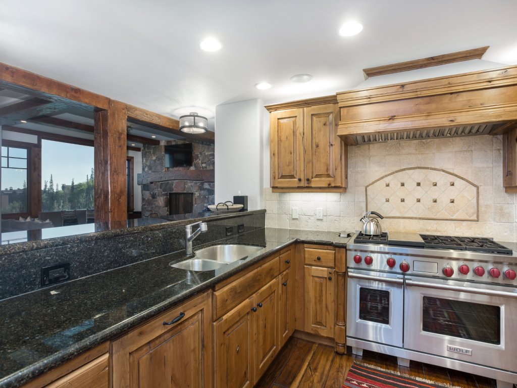 Grand Lodge - 3-Bedroom Deluxe #408 - Ski-in/out Vacation Rental in Park City - RedAwning