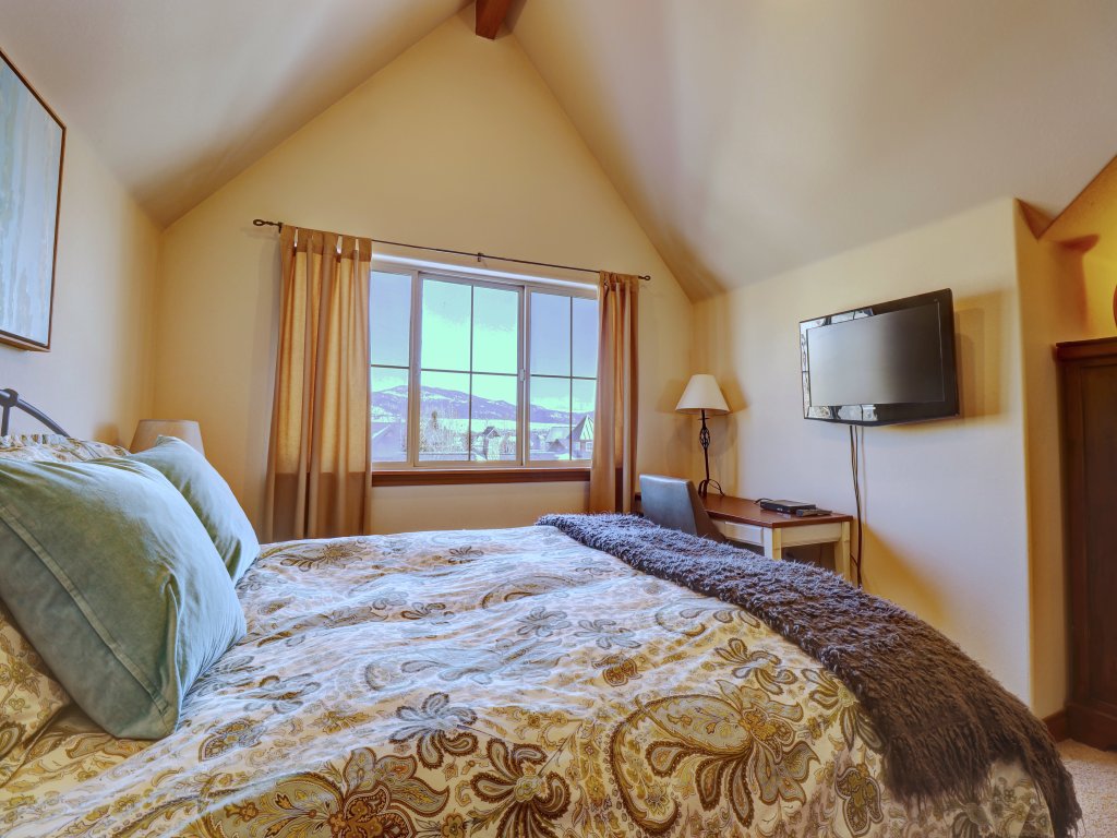 E8 Drake Landing 2Br Vacation Rental in Colorado - RedAwning