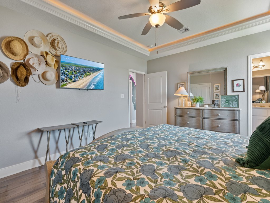 The Neon Moon Vacation Rental in Texas - RedAwning